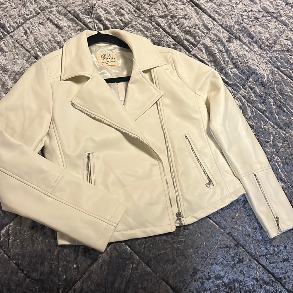 🩶Francesca’s White faux leather jacket🩶